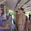 Wakil Bupati Aceh Jaya, Muslem D saat memantau ketersediaan stok pangan ke pasar di seputaran Kota Calang, Senin (24/2/2025) (Foto/Ist)