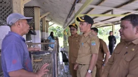 Wakil Bupati Aceh Jaya, Muslem D saat memantau ketersediaan stok pangan ke pasar di seputaran Kota Calang, Senin (24/2/2025) (Foto/Ist)