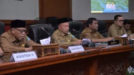 Bupati Aceh Jaya, Safwandi, memimpin rapat perdana bersama Kepala Satuan Kerja Perangkat Kabupaten (SKPK) di lingkungan Pemerintah Kabupaten Aceh Jaya yang berlangsung di Aula Lantai III Setdakab setempat, Selasa (4/3/2025) (Foto/Ist)