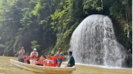 Penjabat (Pj) Gubernur Aceh, Safrizal ZA beserta istri, Safriati, didampingi Pj. Bupati Aceh Jaya, A.Murtala dan istri, mengunjungi destinasi wisata Air Terjun Ceuraceu Embon di Kecamatan Pasie Raya, Kabupaten Aceh Jaya, Minggu (19/01/2025) (Foto/Ist)
