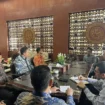 Bupati Aceh Jaya, Safwandi dan Wakil Bupati Aceh Jaya, Muslem D saat menerima kunjungan silaturahmi dari Manajer PLN Unit Pelaksana Pelayanan Pelanggan (UP3) Meulaboh yang berlangsung di Ruang Kerjanya, Kamis (13/3/2025) (Foto/Ist)