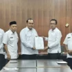 Sekretaris Daerah (Sekda) Aceh Jaya, Teuku Reza Fahlevi menyerahkan Surat Keputusan (SK) penunjukan sebagai Pelaksana Tugas (Plt) Kepala Badan Perencanaan Pembangunan, Riset, dan Inovasi Daerah (Baperida) Aceh Jaya kepada Teuku Khairullah, Rabu (12/3/2025) (Foto/Ist)