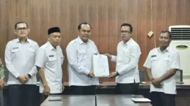 Sekretaris Daerah (Sekda) Aceh Jaya, Teuku Reza Fahlevi menyerahkan Surat Keputusan (SK) penunjukan sebagai Pelaksana Tugas (Plt) Kepala Badan Perencanaan Pembangunan, Riset, dan Inovasi Daerah (Baperida) Aceh Jaya kepada Teuku Khairullah, Rabu (12/3/2025) (Foto/Ist)
