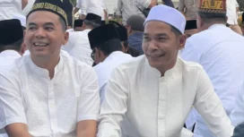Wakil Bupati Aceh Jaya, Muslem D, SE bersama Walikota Lhokseumawe saat menunggu waktu berbuka puasa (Foto/Ist)