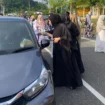 Ketua Tim Penggerak PKK (TP PKK) Aceh Jaya yang baru terpilih, Desi Maulidar mengadakan kegiatan berbagi takjil bersama TK Putra II Calang di Jalan Raya Kota Calang, Selasa (18/3/2025) (Foto/Ist)