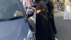Ketua Tim Penggerak PKK (TP PKK) Aceh Jaya yang baru terpilih, Desi Maulidar mengadakan kegiatan berbagi takjil bersama TK Putra II Calang di Jalan Raya Kota Calang, Selasa (18/3/2025) (Foto/Ist)