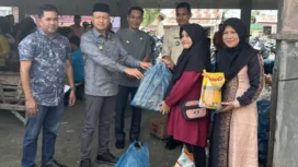 Bupati Aceh Jaya, Safwandi, S.Sos dan Wakil Bupati Aceh Jaya, Muslem D, SE memantau secara langsung Operasi Pasar Murah yang digelar di Komplek Pasar Ikan Gampong Blang, Calang, Jumat (21/3/2025) (Foto/Ist)