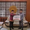 Bupati Aceh Jaya, Safwandi menerima deviden Tahun Buku 2024 dari Bank Aceh Syariah Cabang Calang senilai Rp 6.899.613.406 di Ruang Kerja Bupati Aceh Jaya, Jumat (21/3/2025) (Foto/Ist)