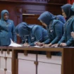 Ny. Desi Maulidar, SE, resmi dilantik sebagai Ketua Tim Penggerak PKK (TP PKK), Pembina Posyandu, dan Ketua Dewan Kerajinan Nasional Daerah (Dekranasda) Kabupaten Aceh Jaya untuk masa bakti 2025-2030. Pelantikan ini dipimpin langsung oleh Ketua TP PKK Aceh, Ny. Marlina Muzakir, dalam sebuah acara khidmat di Anjong Mon Mata, Meuligoe Gubernur Aceh, Senin (24/3/2025) (Foto/Ist)
