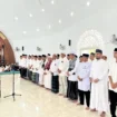 Bupati Aceh Jaya, Safwandi, S.Sos mengukuhkan Pengurus Badan Kemakmuran Masjid (BKM) Baitussalam Nyak Sandang di Gampong Lhuet, Kecamatan Jaya, Kabupaten Aceh Jaya, Selasa (25/03/2025) (Foto/Ist)