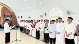 Bupati Aceh Jaya, Safwandi, S.Sos mengukuhkan Pengurus Badan Kemakmuran Masjid (BKM) Baitussalam Nyak Sandang di Gampong Lhuet, Kecamatan Jaya, Kabupaten Aceh Jaya, Selasa (25/03/2025) (Foto/Ist)