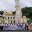 Dinas Syariat Islam melalui UPTD Masjid Agung Baitul ‘Izzah Kabupaten Aceh Jaya bersama Polres Aceh Jaya, Satua Brimob Polda Aceh melalui Kompi 4A Calang dan Dinas Lingkungan Hidup Kabupaten Aceh Jaya melakukan Giat Bersama bersihkan sarana ibadah di Masjid Agung Baitul ‘Izzah Aceh Jaya, Jum’at (24/1/2025) (Foto/Ist)