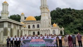 Dinas Syariat Islam melalui UPTD Masjid Agung Baitul ‘Izzah Kabupaten Aceh Jaya bersama Polres Aceh Jaya, Satua Brimob Polda Aceh melalui Kompi 4A Calang dan Dinas Lingkungan Hidup Kabupaten Aceh Jaya melakukan Giat Bersama bersihkan sarana ibadah di Masjid Agung Baitul ‘Izzah Aceh Jaya, Jum’at (24/1/2025) (Foto/Ist)