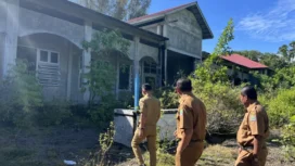 Wakil Bupati Aceh Jaya, Muslem D, SE meninjau pembangunan Gedung Baru Dinas Pendidikan yang berlokasi di Desa Bahagia Kecamatan Krueng Sabee, Calang, Selasa (08/04/2025) (Foto/Ist)