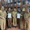 Wakil Bupati Aceh Jaya, Muslem D, SE secara resmi menyerahkan Surat Keputusan (SK) Penunjukan Pelaksana Tugas (Plt) kepada dua pejabat eselon II di lingkungan Pemerintah Kabupaten Aceh Jaya. Penyerahan SK tersebut berlangsung di ruang kerja Wakil Bupati Aceh Jaya pada hari Selasa (08/04/2025) (Foto/Its)