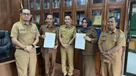 Wakil Bupati Aceh Jaya, Muslem D, SE secara resmi menyerahkan Surat Keputusan (SK) Penunjukan Pelaksana Tugas (Plt) kepada dua pejabat eselon II di lingkungan Pemerintah Kabupaten Aceh Jaya. Penyerahan SK tersebut berlangsung di ruang kerja Wakil Bupati Aceh Jaya pada hari Selasa (08/04/2025) (Foto/Its)