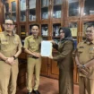 Wakil Bupati Aceh Jaya, Muslem D, SE secara resmi menyerahkan Surat Keputusan (SK) Penunjukan kepada Dra. Salbiah, M.M sebagai Pelaksana Tugas (Plt) Kepala Dinas Kesehatan Kabupaten Aceh Jaya, Selasa (08/04/2025) (Foto/Ist)