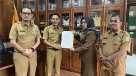 Wakil Bupati Aceh Jaya, Muslem D, SE secara resmi menyerahkan Surat Keputusan (SK) Penunjukan kepada Dra. Salbiah, M.M sebagai Pelaksana Tugas (Plt) Kepala Dinas Kesehatan Kabupaten Aceh Jaya, Selasa (08/04/2025) (Foto/Ist)