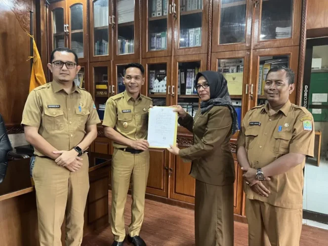
 Wakil Bupati Aceh Jaya, Muslem D, SE secara resmi menyerahkan Surat Keputusan (SK) Penunjukan kepada Dra. Salbiah, M.M sebagai Pelaksana Tugas (Plt) Kepala Dinas Kesehatan Kabupaten Aceh Jaya, Selasa (08/04/2025) (Foto/Ist)