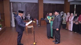 Penjabat (Pj) Bupati Aceh Jaya, Dr. A. Murtala, M.Si., secara resmi melantik Juanda, S.Pd.I., M.Pd. sebagai Penjabat (Pj) Sekretaris Daerah (Sekda) Kabupaten Aceh Jaya. Pelantikan berlangsung di Aula Lantai III Sekretariat Daerah Kabupaten Aceh Jaya pada Kamis, 13 Februari 2025 (Foto/Ist)
