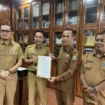 Wakil Bupati Aceh Jaya, Muslem D, SE secara resmi menyerahkan Surat Keputusan (SK) Penunjukan kepada Drh. Dailami sebagai Pelaksana Tugas (Plt) Kepala Dinas Pertanian dan Perkebunan Aceh Jaya, Selasa (08/04/2025) (Foto/Ist)