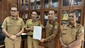 Wakil Bupati Aceh Jaya, Muslem D, SE secara resmi menyerahkan Surat Keputusan (SK) Penunjukan kepada Drh. Dailami sebagai Pelaksana Tugas (Plt) Kepala Dinas Pertanian dan Perkebunan Aceh Jaya, Selasa (08/04/2025) (Foto/Ist)