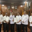 Wakil Bupati Aceh Jaya, Muslem D, SE kembali menyerahkan Surat Keputusan (SK) Pelaksana Tugas (Plt) Staf Ahli Bupati Bidang Pemerintahan, Hukum dan Politik kepada Kepala Dinas Kominsa, Juanda di Ruang Kerjanya, Rabu (9/4/2025) (Foto/Ist)