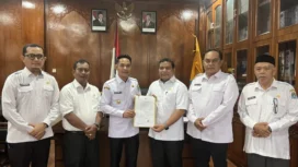 Wakil Bupati Aceh Jaya, Muslem D, SE kembali menyerahkan Surat Keputusan (SK) Pelaksana Tugas (Plt) Staf Ahli Bupati Bidang Pemerintahan, Hukum dan Politik kepada Kepala Dinas Kominsa, Juanda di Ruang Kerjanya, Rabu (9/4/2025) (Foto/Ist)