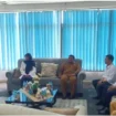 Kepala Dinas Komunikasi, Informatika, dan Persandian (Kominsa) Kabupaten Aceh Jaya, Juanda, bersama Kepala LPP RRI Meulaboh, Wenny Zulianti, SH, melakukan audiensi dengan Kepala LPP TVRI Banda Aceh, Ali Qausen, pada Senin (3/2/2025) (Foto/Ist)