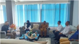 Kepala Dinas Komunikasi, Informatika, dan Persandian (Kominsa) Kabupaten Aceh Jaya, Juanda, bersama Kepala LPP RRI Meulaboh, Wenny Zulianti, SH, melakukan audiensi dengan Kepala LPP TVRI Banda Aceh, Ali Qausen, pada Senin (3/2/2025) (Foto/Ist)