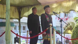 Bupati Aceh Jaya, Safwandi, S.Sos., bertindak sebagai inspektur upacara dalam peringatan Hari Ulang Tahun (HUT) ke-23 Kabupaten Aceh Jaya yang dilaksanakan di Halaman Kantor Bupati Aceh Jaya pada Kamis (10/4/2025) (Foto/Ist)
