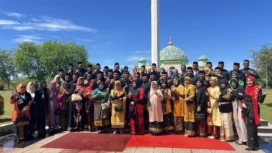 Pemerintah Kabupaten Aceh Jaya gelar upacara pakaian adat Aceh Pucok oen Nilam di halaman Kantor Bupati Aceh Jaya, Kamis (10/4/2025) (Foto/Ist)