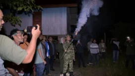 Bupati Aceh Jaya, Safwandi, S.Sos melakukan kunjungan langsung ke Desa Buket Keumuneng, Kecamatan Pasie Raya. Kunjungan itu dilakukan untuk meninjau rumah warga yang rusak akibat gangguan gajah liar, Sabtu (12/04/2025) (Foto/Ist)