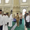 Bupati Aceh Jaya, Safwandi, S.Sos secara resmi membuka kegiatan Bimbingan Manasik Haji bagi para calon jamaah haji Kabupaten Aceh Jaya Tahun 1446 H/2025 M yang dilaksanakan di Masjid Agung Baitul Izzah, Calang, Senin (14/4/2025) (Foto/Ist)