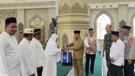 Bupati Aceh Jaya, Safwandi, S.Sos secara resmi membuka kegiatan Bimbingan Manasik Haji bagi para calon jamaah haji Kabupaten Aceh Jaya Tahun 1446 H/2025 M yang dilaksanakan di Masjid Agung Baitul Izzah, Calang, Senin (14/4/2025) (Foto/Ist)