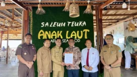 Wakil Bupati Aceh Jaya, Muslem D foto bersama dengan Pejabat Kementrans yang didampingi Kadis Dinsos Transnaker, Asisten 1 Setdekab, Selasa (15/4/2025) (Foto/Ist)