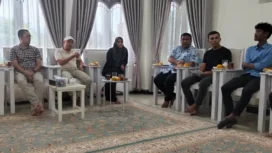 Bupati Aceh Jaya, Safwandi saat berkunjung ke asrama Ikatan Pelajar dan Mahasiswa Aceh Jaya (Ipelmaja) di Banda Aceh, Minggu (21/04/2025) (Foto/Ist)
