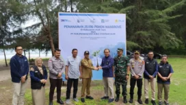 Pemerintah Kabupaten Aceh Jaya bersama PT. PLN (Persero) UID Aceh melaksanakan kegiatan penanaman 20.000 pohon mangrove di seluruh wilayah Kabupaten Aceh Jaya. Kegiatan ini dilakukan secara simbolis di Pantai Muara Ujong Pusong, Gampong Lhok Buya, Kecamatan Setia Bakti pada Selasa (22/4/2025)