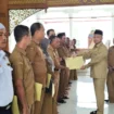Bupati Aceh Jaya, Safwandi, S.Sos menyerahkan Surat Keputusan (SK) Pelaksana Tugas (Plt) kepada sejumlah pejabat di lingkungan Pemerintah Kabupaten (Pemkab) Aceh Jaya. Penyerahan ini dilakukan guna mengisi kekosongan jabatan serta memperpanjang masa jabatan pejabat struktural Eselon 2, 3, dan 4 untuk periode April 2025. Acara tersebut berlangsung di Pendopo Bupati Aceh Jaya pada Senin (28/4/2025) (Foto/Ist)