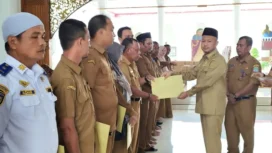 Bupati Aceh Jaya, Safwandi, S.Sos menyerahkan Surat Keputusan (SK) Pelaksana Tugas (Plt) kepada sejumlah pejabat di lingkungan Pemerintah Kabupaten (Pemkab) Aceh Jaya. Penyerahan ini dilakukan guna mengisi kekosongan jabatan serta memperpanjang masa jabatan pejabat struktural Eselon 2, 3, dan 4 untuk periode April 2025. Acara tersebut berlangsung di Pendopo Bupati Aceh Jaya pada Senin (28/4/2025) (Foto/Ist)