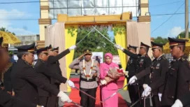 Kepolisian Resor (Polres) Aceh Jaya menggelar prosesi penyambutan Kapolres baru, AKBP Zulfa Renaldo, beserta Ketua Bhayangkari Cabang Aceh Jaya, Ny. Putri Zulfa, di halaman Mapolres Aceh Jaya, Kamis (10/4/2025) (Foto/Ist)