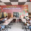 Kapolres Aceh Jaya AKBP Zulfa Renaldo melakukan Coffee morning bersama Persatuan Wartawan Indonesia (PWI) Aceh Jaya di Warkop Halimun Kuala Merisi Kecamatan Krueng Sabee Aceh Jaya, Senin (5/5/2025) (Foto/Ist)