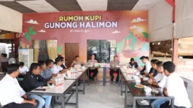 Kapolres Aceh Jaya AKBP Zulfa Renaldo melakukan Coffee morning bersama Persatuan Wartawan Indonesia (PWI) Aceh Jaya di Warkop Halimun Kuala Merisi Kecamatan Krueng Sabee Aceh Jaya, Senin (5/5/2025) (Foto/Ist)