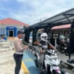 Satuan Lalu Lintas (Satlantas) Polres Aceh Jaya melaksanakan kegiatan penerbitan Surat Izin Mengemudi (SIM) serta uji teori AVIS dan uji praktik kepada pemohon SIM baru di Satuan Penyelenggara Administrasi SIM (Satpas) Polres Aceh Jaya. Kamis (24/4/2025) (foto/Ist)