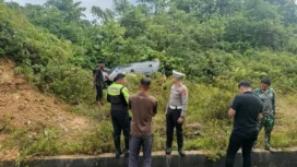 Mobil Dinas Kepala Kejaksaan Negeri (Kajari) Aceh Jaya, Muhammad Anggidigdo mengalami insiden kecelakaan lalu lintas tunggal di Jalan Banda Aceh – Meulaboh di Desa Crak Mong, Kecamatan Sampoiniet, Kabupaten Aceh Jaya, Senin (28/4/2025) (Foto/Ist)