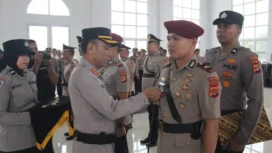 Kapolres Aceh Jaya, AKBP. Zulfa Renaldo memimpin upacara serah terima jabatan (Sertijab) sejumlah pejabat penting di lingkungan Polres setempat yang berlangsung di Aula Mapolres Aceh Jaya, Senin (28/4/2025) (Foto/Ist)