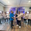 Ketua PWI Aceh, Nasir Nurdin menyerahkan bendera petaka kepada Sa'dul Bahri usai kembali terpilih sebagai Ketua PWI Aceh Barat melalui Konferkab II yang berlangsung di Aula Kantor PWI Aceh, Sabtu (31/5/2025) (Foto/Ist)
