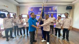 Ketua PWI Aceh, Nasir Nurdin menyerahkan bendera petaka kepada Sa'dul Bahri usai kembali terpilih sebagai Ketua PWI Aceh Barat melalui Konferkab II yang berlangsung di Aula Kantor PWI Aceh, Sabtu (31/5/2025) (Foto/Ist)