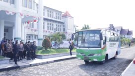 Bupati Aceh Jaya Safwandi, S. Sos bersama Wakil Bupati  Muslem D, SE didampingi Sekda Teuku Reza Fahlevi, MM dan Kadishubtah Masri, SE, MM dan jajaran meluncurkan TASIGRA (Transportasi Angkutan Sekolah Gratis) di halaman Kantor Bupati Aceh Jaya, Jumat (2/5/2025) (Foto/Pemerintah Aceh Jaya)