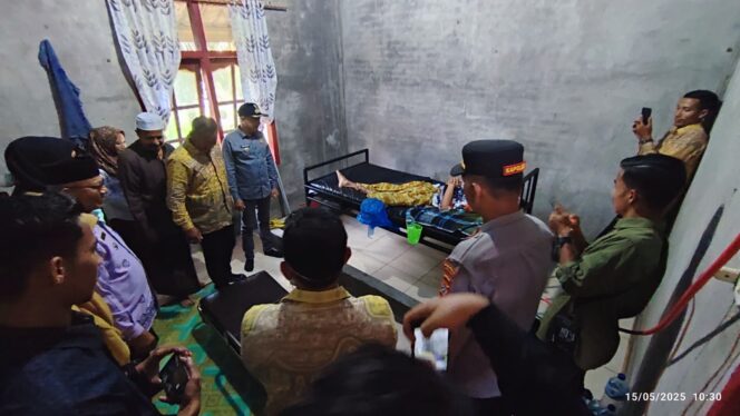 
 Bupati Aceh Jaya, Safwandi usai meluncurkan program JUS dan PAR melakukan penjemputan pasien perdana di Desa Lambaroh, Kecamatan Jaya untuk dibawa ke Puskesmas guna mendapat pelayanan kesehatan lebih lanjut, Kamis (15/5/2025) (Foto/Ist)